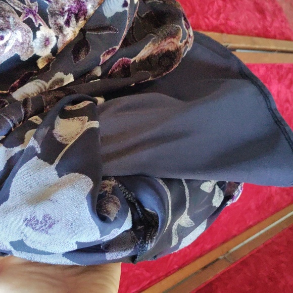 Design Lab Navy blue cold shoulder flutter sleeve blouse size small - Picture 6 of 10